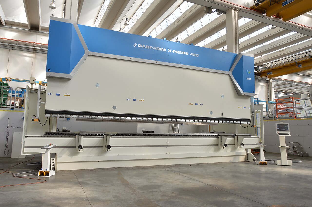 Pressopiegatrice ad alto tonnellaggio in reparto